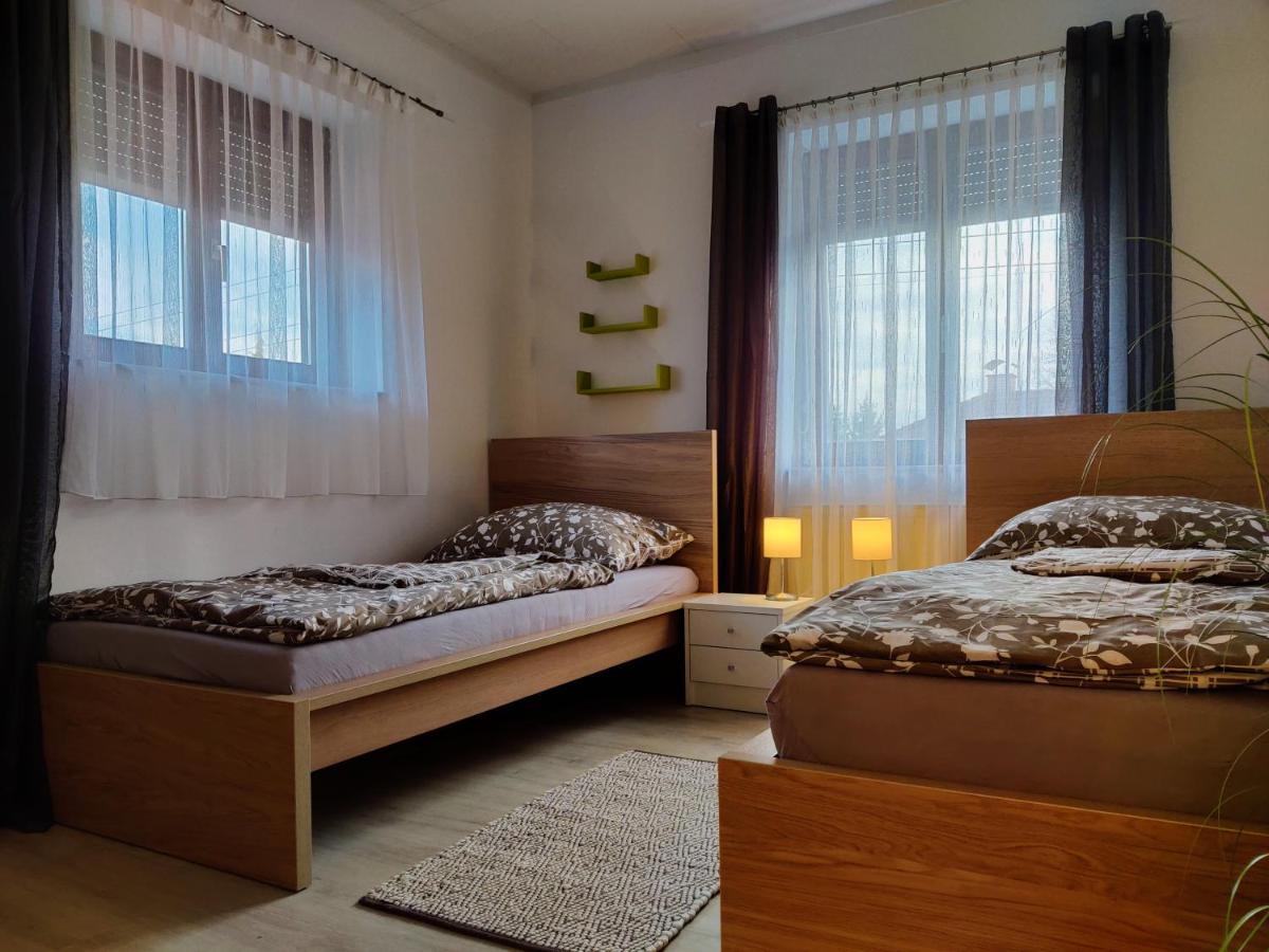 Holiday Home In Quiet Beautiful Area With Two Separate, Modern, Furnished Apartments 도이치바그람 외부 사진