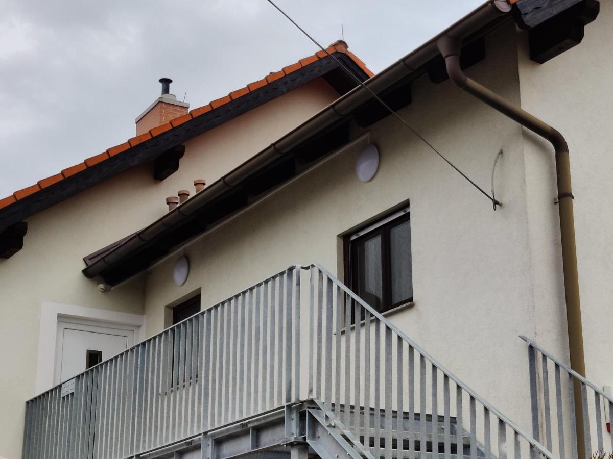 Holiday Home In Quiet Beautiful Area With Two Separate, Modern, Furnished Apartments 도이치바그람 외부 사진
