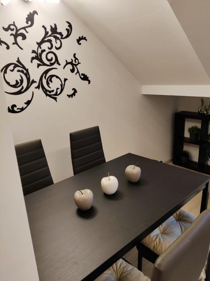 Holiday Home In Quiet Beautiful Area With Two Separate, Modern, Furnished Apartments 도이치바그람 외부 사진