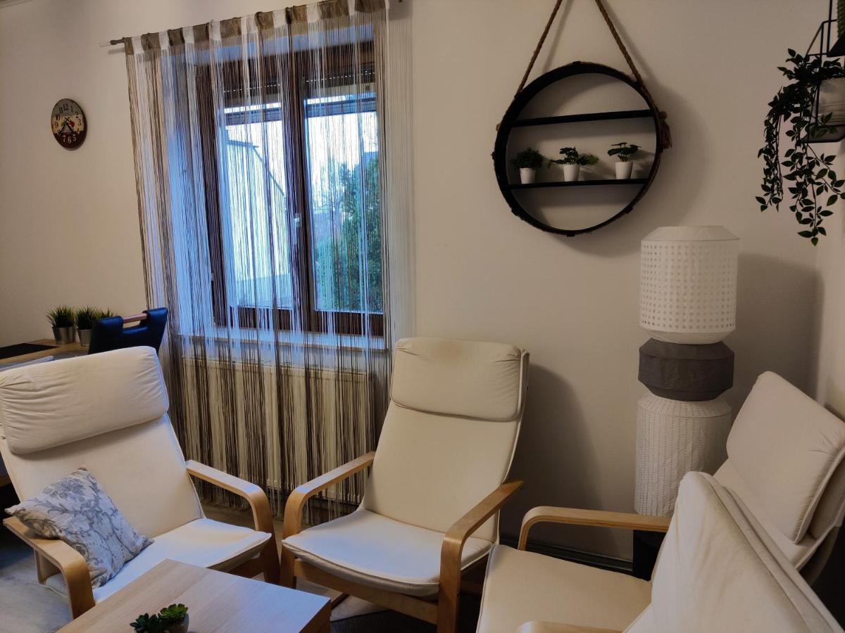 Holiday Home In Quiet Beautiful Area With Two Separate, Modern, Furnished Apartments 도이치바그람 외부 사진
