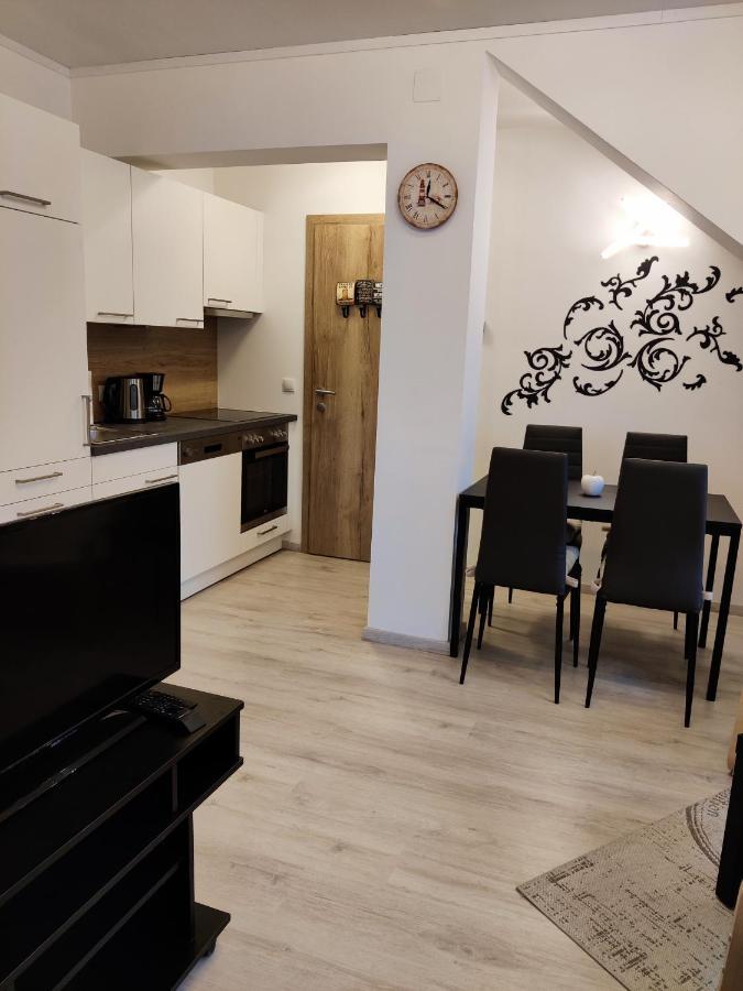 Holiday Home In Quiet Beautiful Area With Two Separate, Modern, Furnished Apartments 도이치바그람 외부 사진